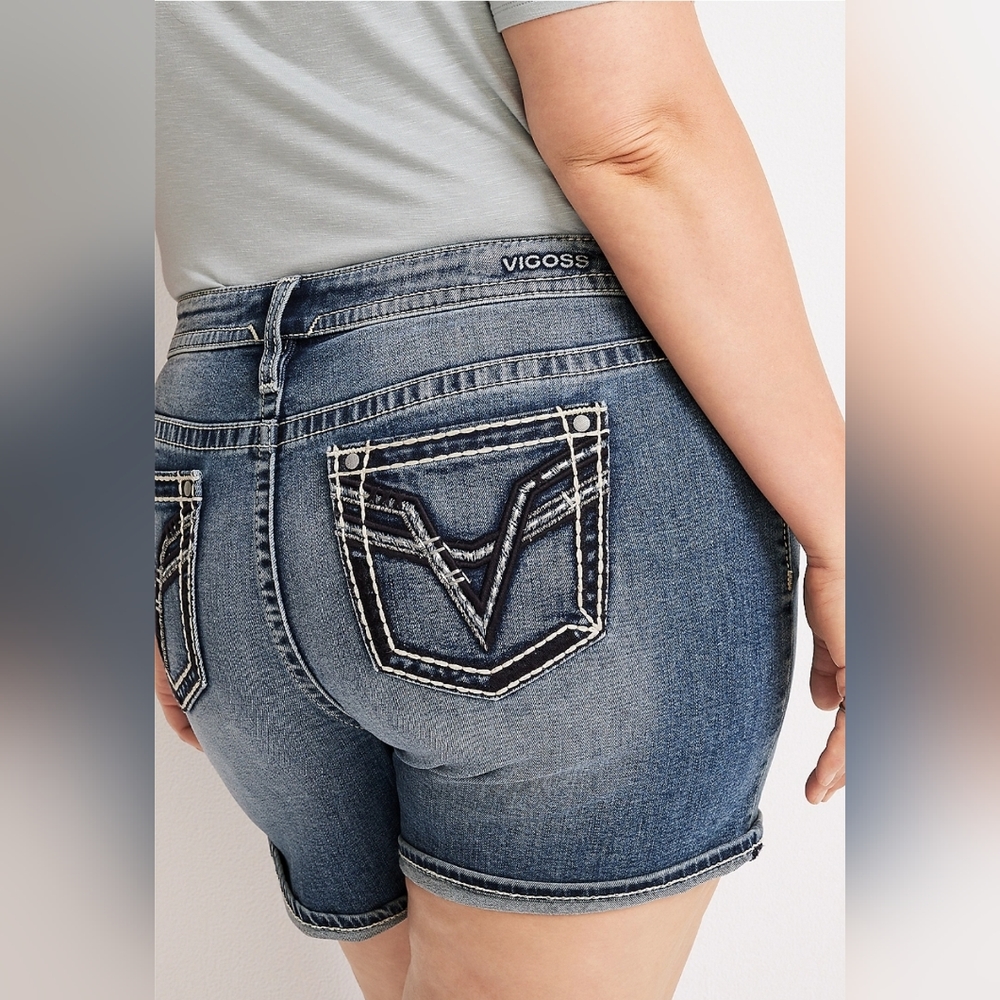Nwt Vigoss 6in mid rise short. 22w